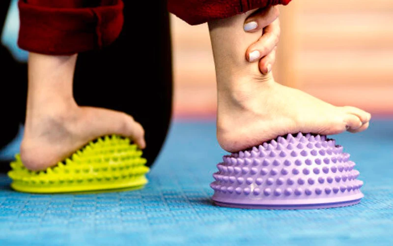 انجام حرکات اصلاحی کف پای صاف