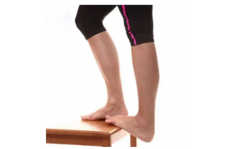 کشش پله برای کاهش یا تسکین دردساق پا