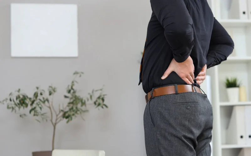 علت کمردرد در محل کار