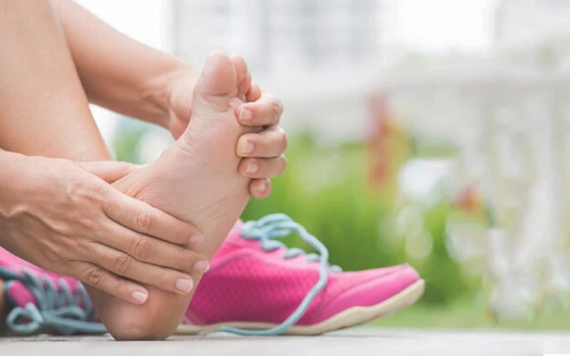 چرا کفش‌های نامناسب باعث ایجاد میخچه می‌شوند؟